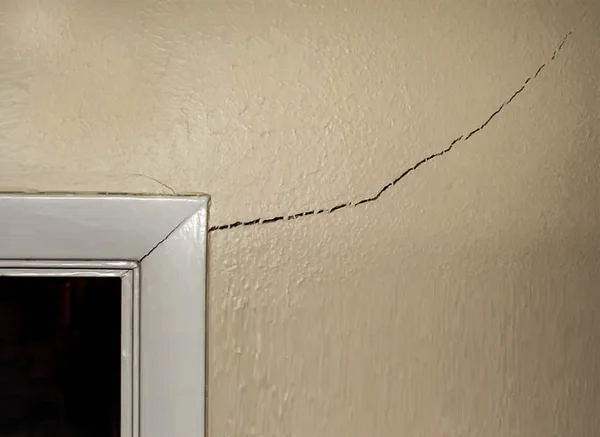 Corner Cracks Interior Upper right